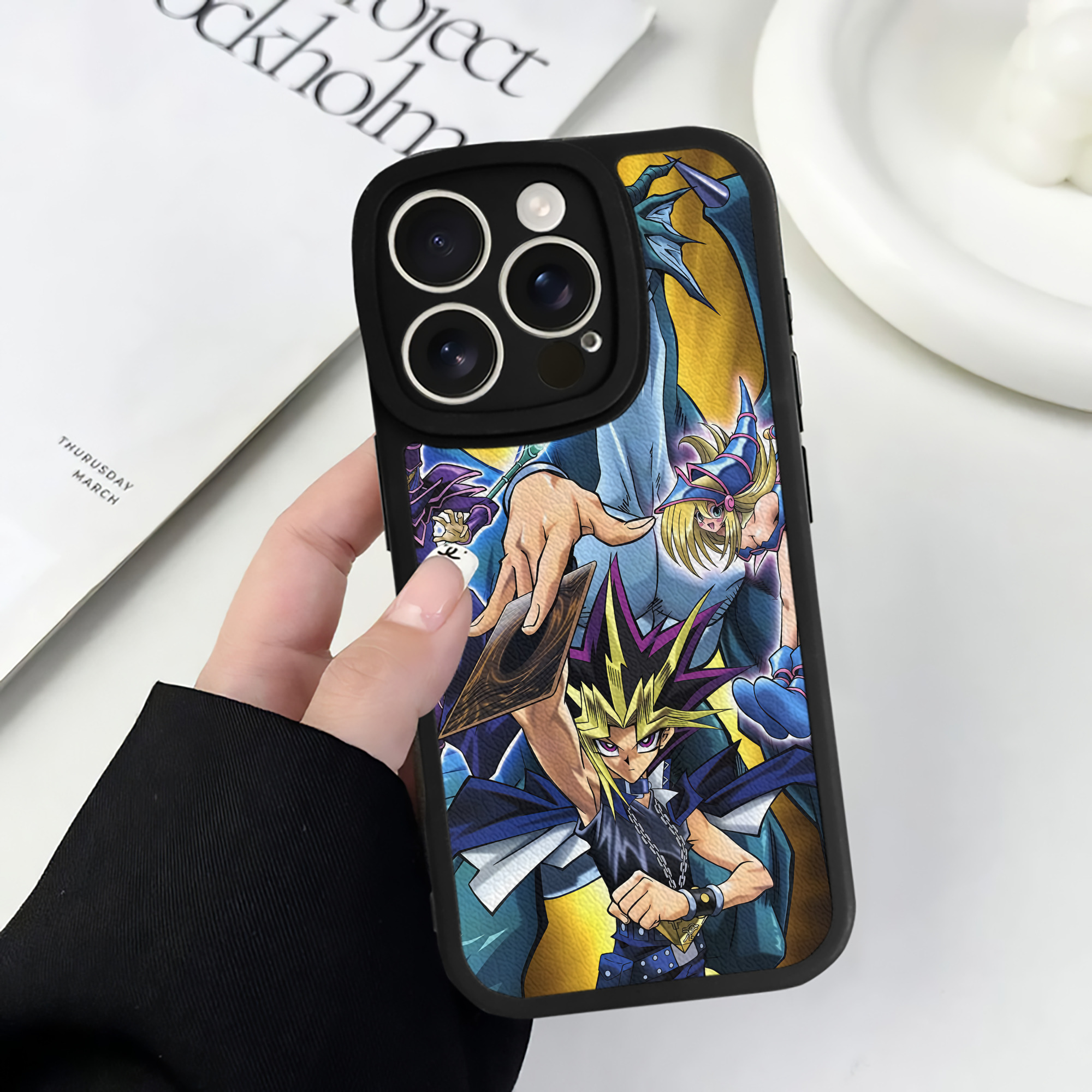 （画像用） 遊☆戯☆王 Yu-Gi-Oh! 【iPhone 16シリーズ対応】シリコンスマホケース（レザー調） 材質：シリコン